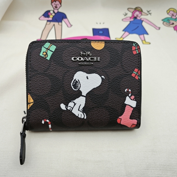 Coach Handbags - Women's Coach wallet